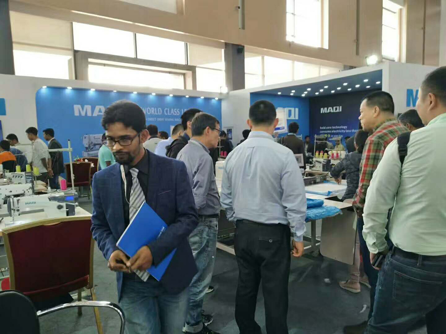GARMENTECH展会上，孟加拉电视台采访美机