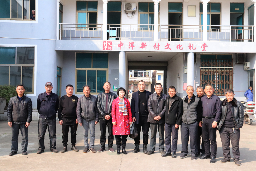 情系家乡，回报社会。温岭市人大代表、美机副总经理林燕飞、美机党支部书记张继富慰问新河镇中洋新村老人