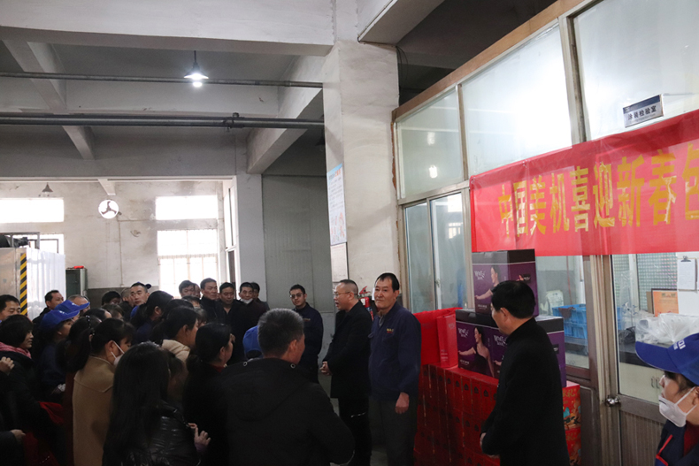 中国美机喜迎新春包饺子，“绳”采飞扬过大年