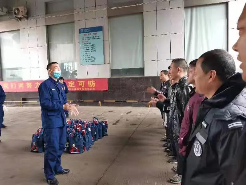 温岭市新河镇消防中队为美机留厂过年职工发放安全大礼包
